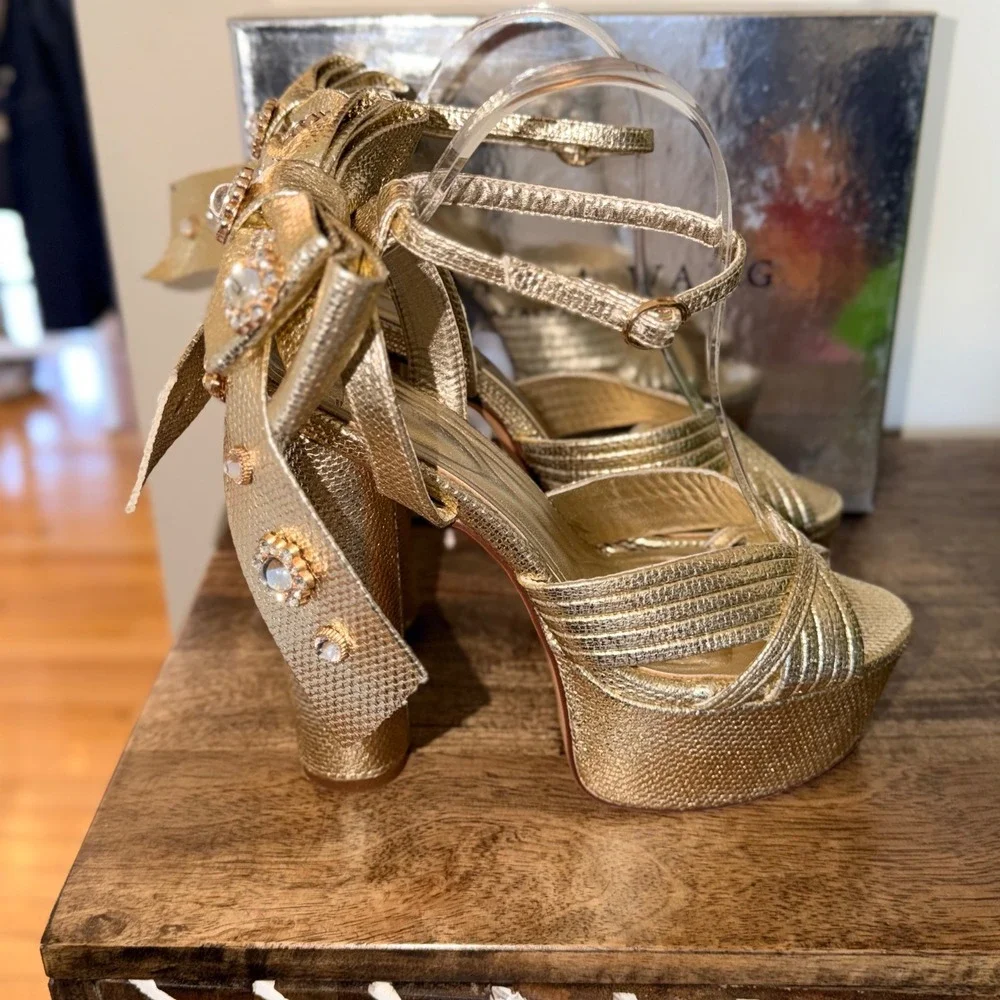 Azalea Wang measurements heel